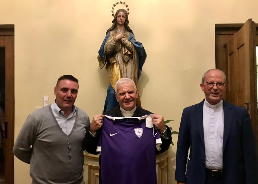 Dopo Papa Francesco, anche il Vescovo Francesco Beschi riceve la maglia della Fiorente